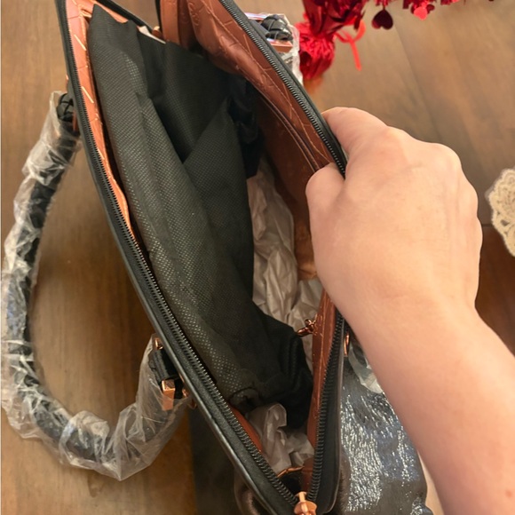 Elegant Black Handbag - Picture 7 of 16